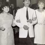 Silvia ci mostra invece una foto della manifestazione canora di Venezia del 1966. Ritrae lo zio assieme ad altre due giovani promesse: Orietta Berti e Caterina Caselli 